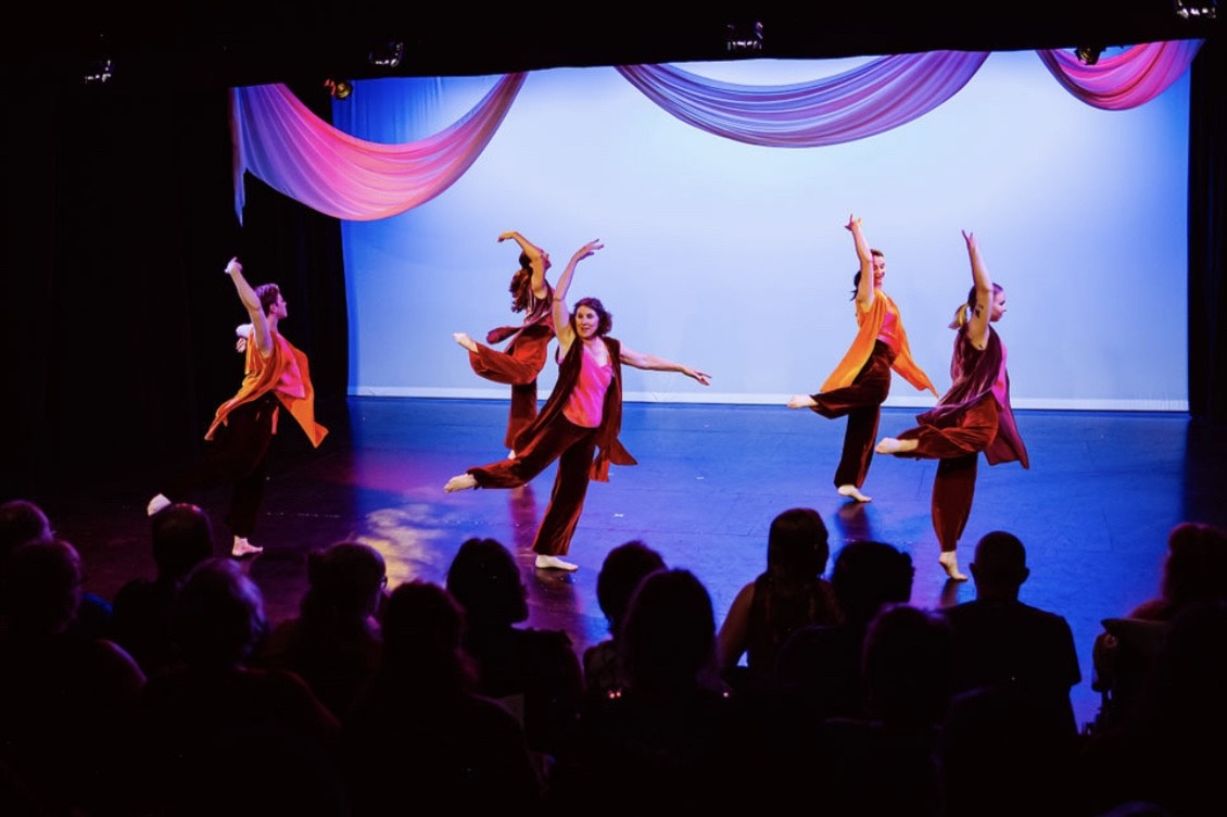 Hojatxonadagi ayolning yashirin kamerasi. Onlayn tomosha qiling.